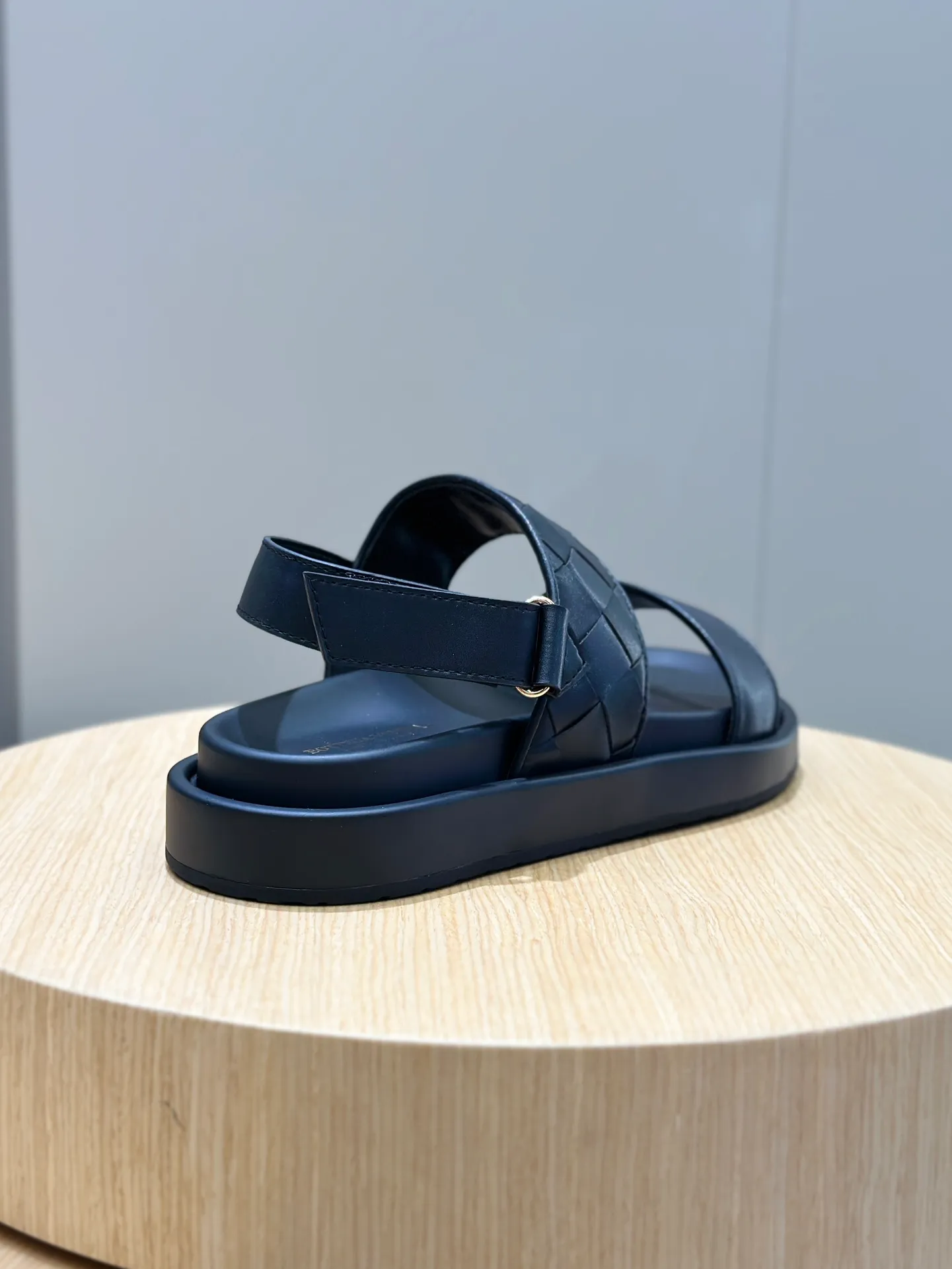 Factory price: 360💰BV hand-woven men's slippers and sandals - suitable for walking. It still emphasizes minimalism and practical wearability, but is full of vivid artistry. Super classic, luxurious and comfortable, imported cowhide + cowhide lining + lightweight outsole Size: 39-44 (customized at 38.45)